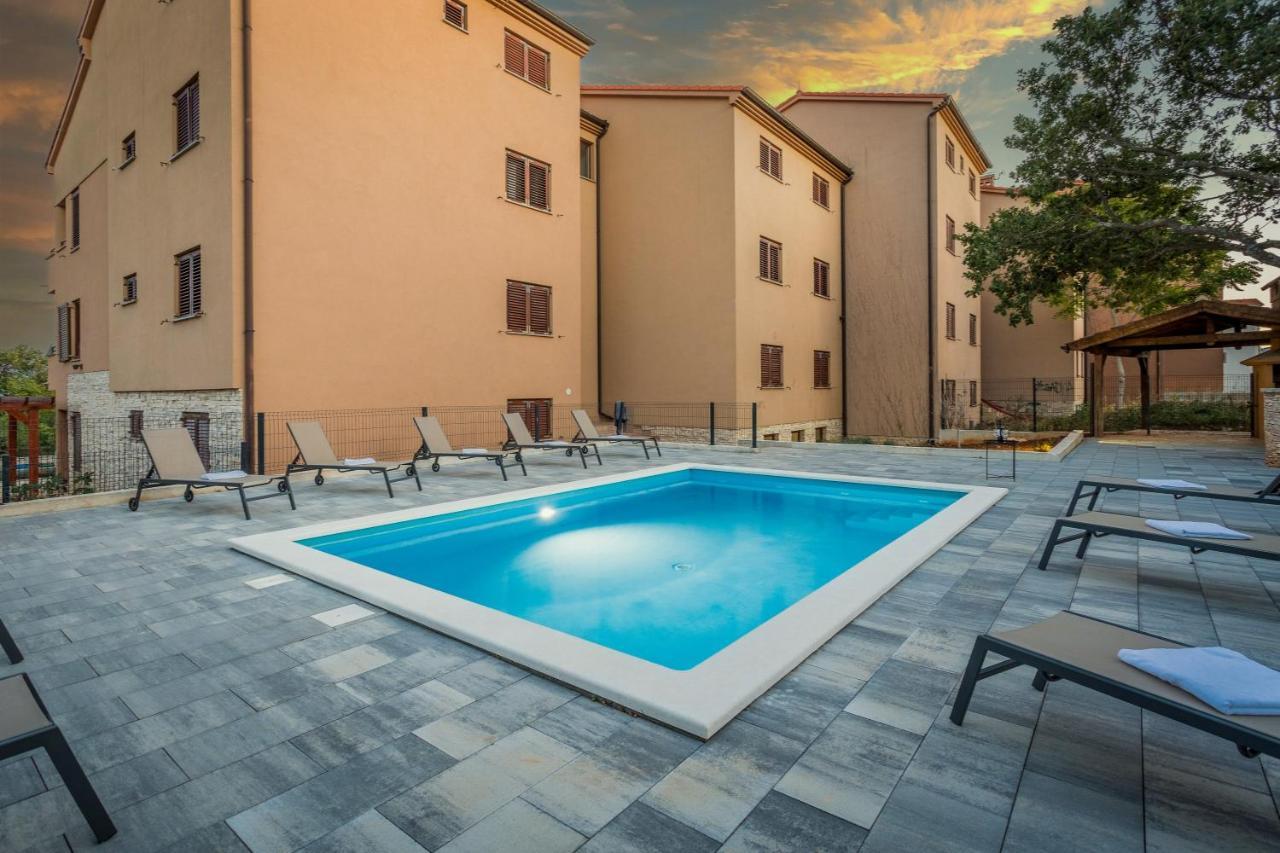 Apartments Cesare With Shared Pool Ližnjan 外观 照片